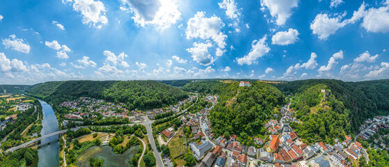Die idyllisch gelegene Stadt Riedenburg im niederbayerischen Altmühltal von oben