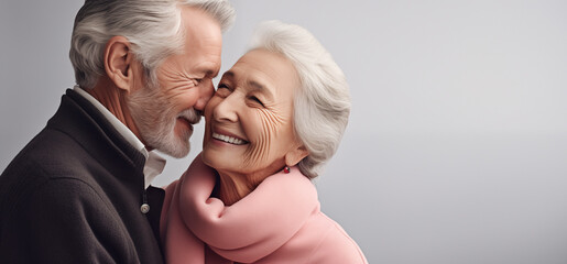Un couple senior, heureux, amoureux, riant et partageant un moment de bonheur intense, arrière-plan gris, image avec espace pour texte. - obrazy, fototapety, plakaty