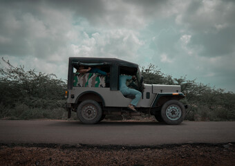 Obraz premium Indian Rajasthani Desert Bolero jeep