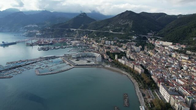 Drone, Piazza della Libert&agrave;, Crescent. Lungomare. Salerno. Italia.