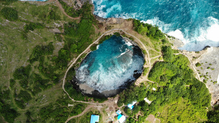 Broken beach in nusa penida top view © Sergey