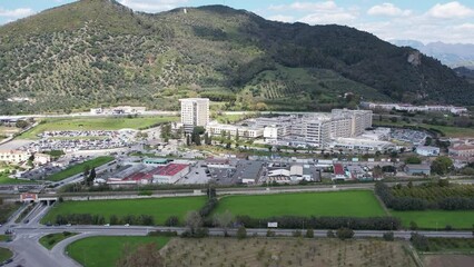 Drone, Ospedale di Salerno. vista su cittadella ospedaliera con colline.