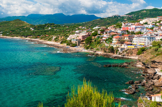Felsige gr&uuml;ne K&uuml;ste auf dem Cilento in Kampanien am Capo Palinuro