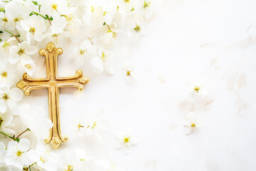 Gold cross with white flowers - 731228910