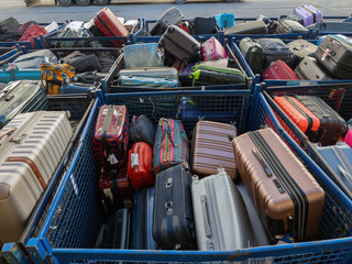 Valigie e bagagli di ogni tipo pronti per essere imbarcati per il viaggio o per le vacanze dei turisti, o disimbarcate e controllate dalla dogana
