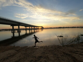 homem caminhando na beira do Rio São Francisco, em Barra, Bahia, no nascer do sol 