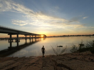 homem caminhando na beira do Rio São Francisco, em Barra, Bahia, no nascer do sol 