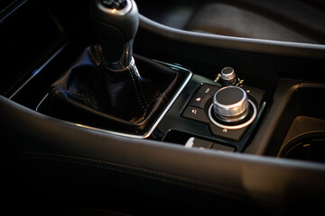 Detalles interiores en consola central de vehículo con detalles en vinilo fibra de carbono