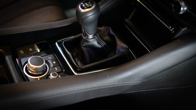 Detalles interiores en consola central de vehículo con detalles en vinilo fibra de carbono