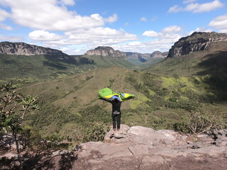 turista em mirante no vale do pati, chapada diamantina, bahia 