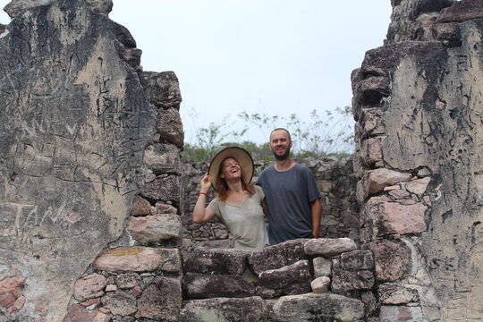 turista entre ruinas de pedra na chapada diamantina, em igatu, andara&iacute;, bahia 