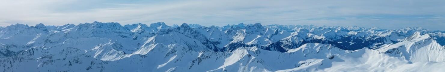 Fototapeta na wymiar Winterpanorama Hoher Ifen Richtung Vorarlberg bis in die Schweiz