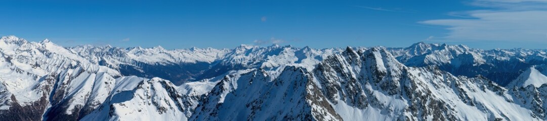 Fototapeta na wymiar Winterpanorama Südtiroler Hochgrubachspitze Richtung Steinbergspitze mit Zillertaler Südseite