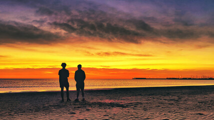 Fototapeta premium Paseando en busca del amanecer en la playa del Cabanyal Valencia