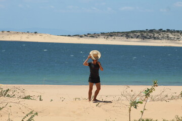 mulher caminhando na areia nas Dunas do Velho Chico, em casa Nova, Bahia, às margens do Rio São...