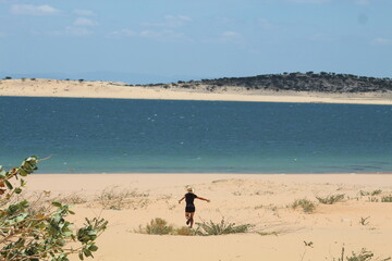 Fototapeta na wymiar mulher caminhando na areia nas Dunas do Velho Chico, em casa Nova, Bahia, às margens do Rio São Francisco 