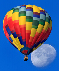 Naklejka premium Hot Air Balloon and full moon