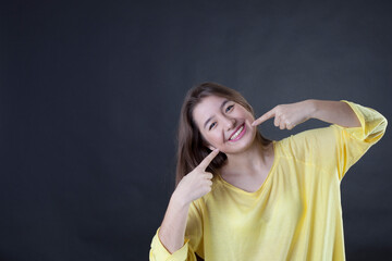 The beautiful Hoven points out her teeth, she is very happy after finishing the invisiligne treatment