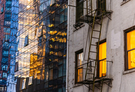 Fototapeta Old style building and modern steel and glass skyscraper seen in Chelsea, Manhattan in New York City, United States.