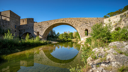 Fototapeta na wymiar The old bridge of a Southern France village