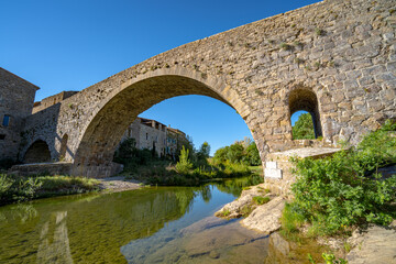 Fototapeta na wymiar The old bridge of a Southern France village