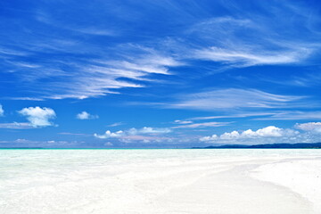 沖縄県竹富島コンドイビーチ沖　白い砂浜と踊る雲