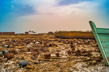 Vergessene Zeitzeugen: Schiffsruinen und Müll am Rande der Zivilisation in Ägypten