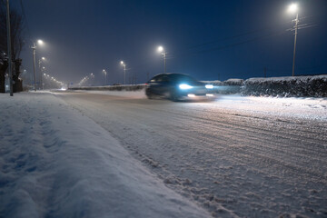 Driving in winter, car lights in the evening © Daniel