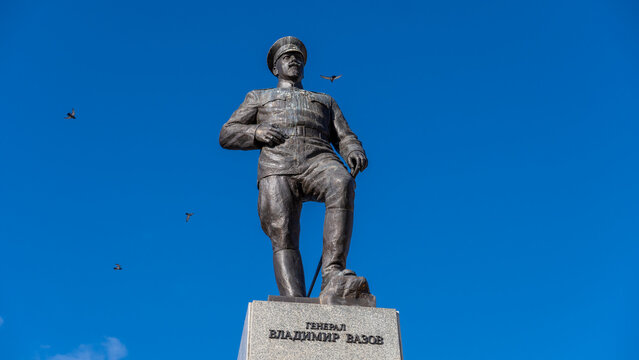 General Alexander Vazov, Pleven, Bulgaria, with birds