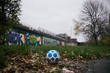 pallone da calcio abbandonato in un parco di Brick Lane