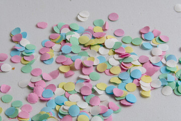 Fototapeta na wymiar Confetti de colores pastel sobre fondo blanco 
