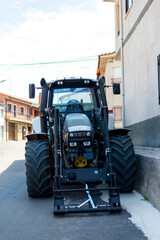 Fototapeta na wymiar tractor en pueblo de castilla