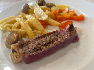 chuletón con patatas fritas y pimiento