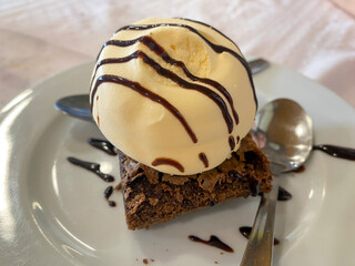 postre de chocolate con helado