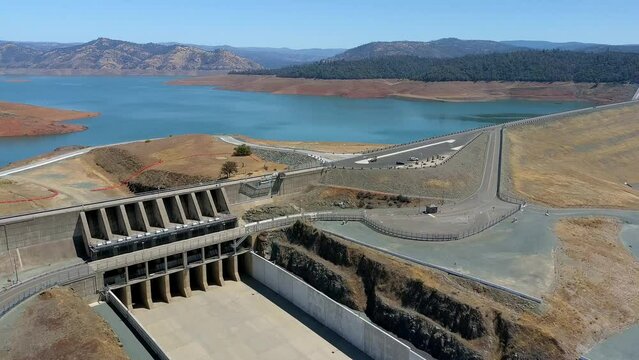 Aerial view of Lake Oroville dam on the Feather River during drought.