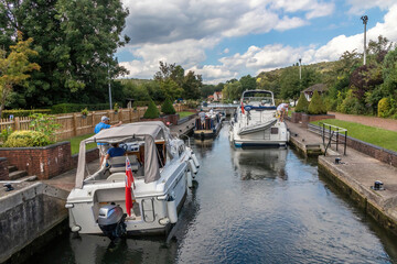 Fototapeta premium Boats in Hambleden Lock, River Thames