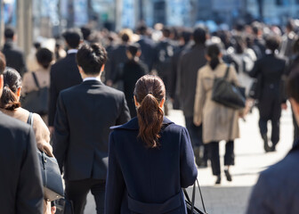 若いスーツ姿の日本人女性（大学生）の歩く後ろ姿