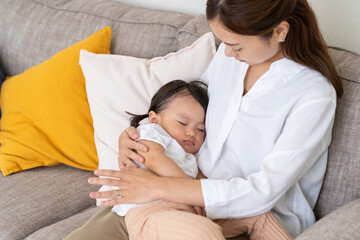 Obraz na płótnie Canvas 眠る赤ちゃんとお母さん