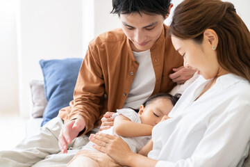 Fototapeta premium 眠る赤ちゃん 3人家族