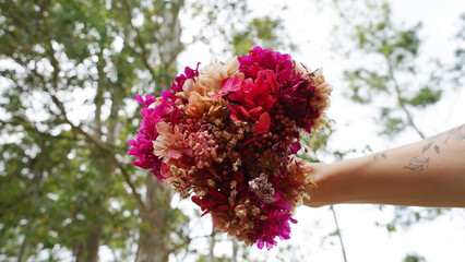 Ramo de novia de flores fuxcias, rosas, rojas, natural