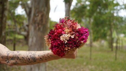 Ramo de novia casamiento de flores fuxcias, rosas, rojas, natural