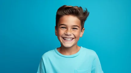 Fotobehang Kind lachend mit guter Laune und positiver Ausstrahlung vor farbigem Hintergrund in 16:9 © Laura