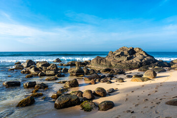 Fototapeta na wymiar Beautiful Indian Ocean coastline on the island of Sri Lanka, Unawatuna.