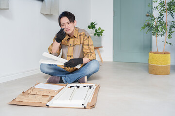 Fototapeta premium 家具を組み立てる中年男性