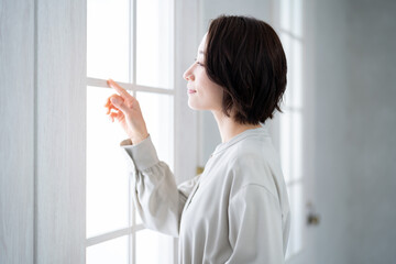 外を眺める日本人女性