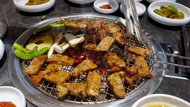 숯불에 구워지는 한국식 bbq요리 양념돼지갈비 (korean bbq marinated pork ribs grilled over charcoal grill)