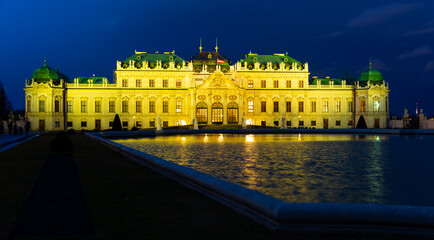 Obraz premium Illuminated Upper Palace in historical complex Belvedere at night, Vienna, Austria