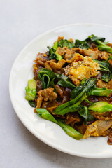 Stir-fried rice noodles with soy sauce and pork