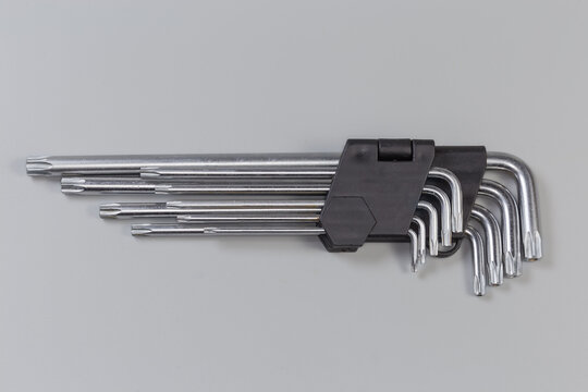 Set of L-keys with 6-point star-shaped tips