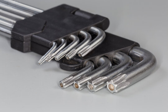 Set of L-keys with 6-point star-shaped tips
